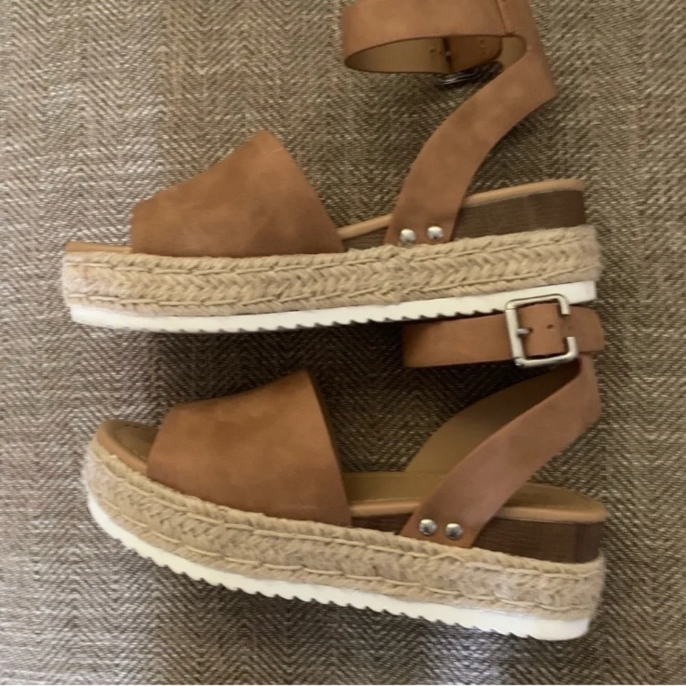 Excellent Preowned Condition Soda Platform strap Wedges very Cute Size 7.5.